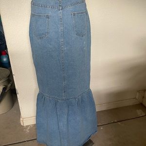 Beautiful denim skirt!